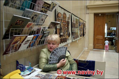 На заднем плане гобелены Людмилы Петруль