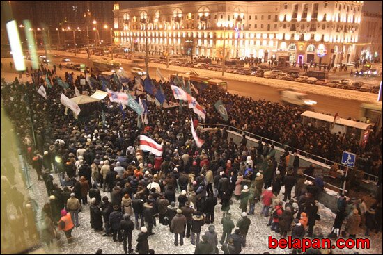 встреча избирателей с Некляевым и Санниковым на вокзале Минска