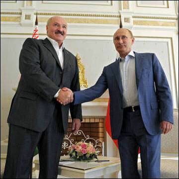 Alyaksandr Lukashenka and Vladimir Putin