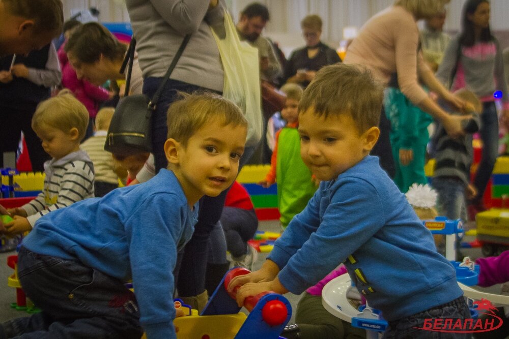 В Минске прошел фестиваль близнецов и двойняшек